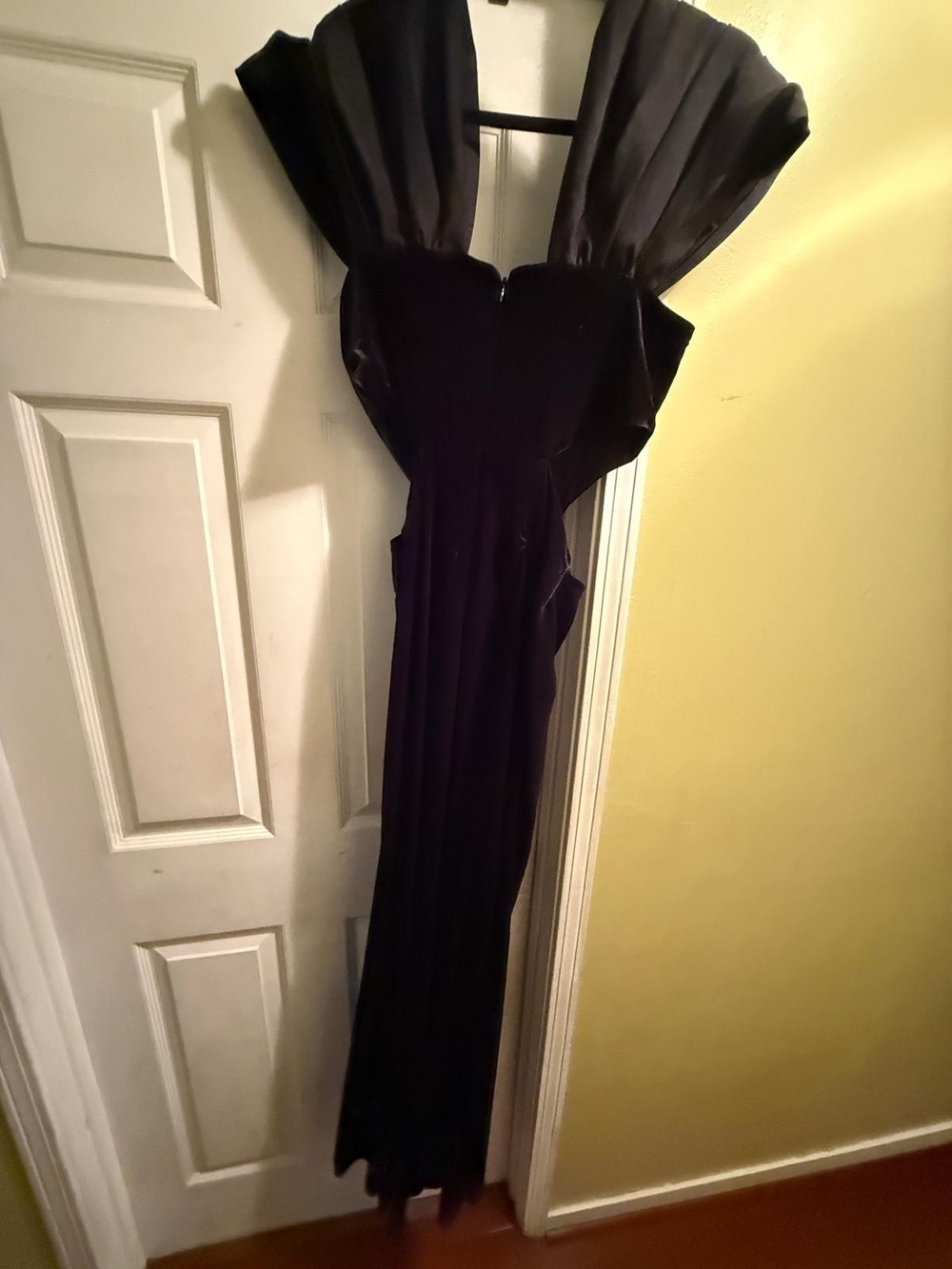 ASOS Design Black Velvet Gown - Picture 4 of 6